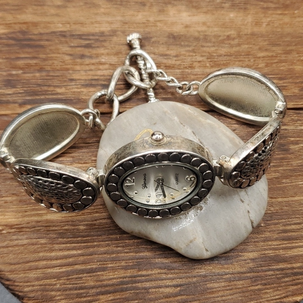 B2619 needs batteries Geneva elite silver tone victorian watch - Picture 3 of 4